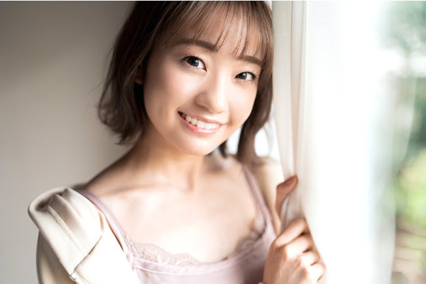 大橋彩香 声優デビュー10周年メモリアルブック 『Sunflower』